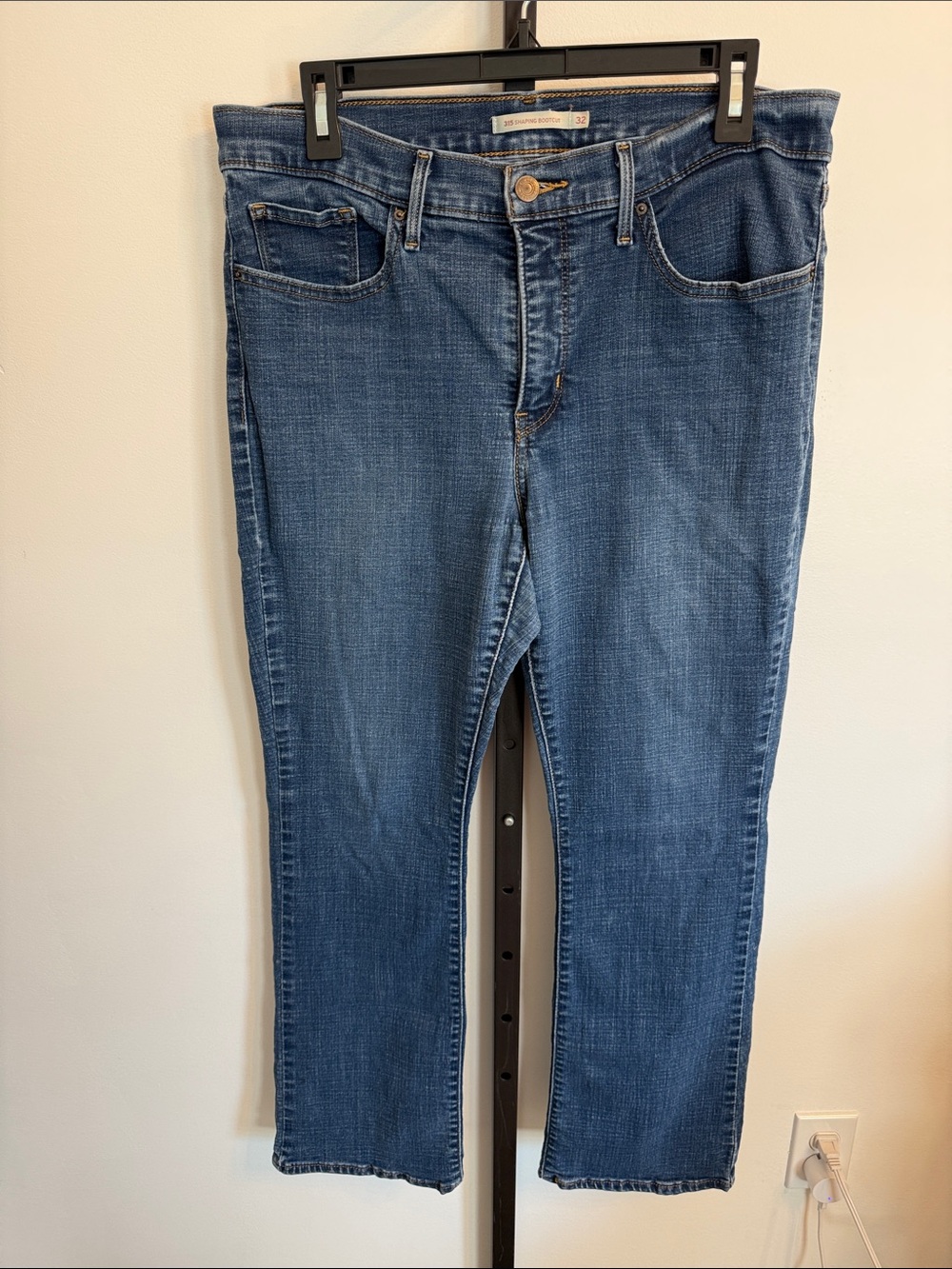 Levi's Women's Straight-Leg Jeans in Medium Blue Wash 32x30